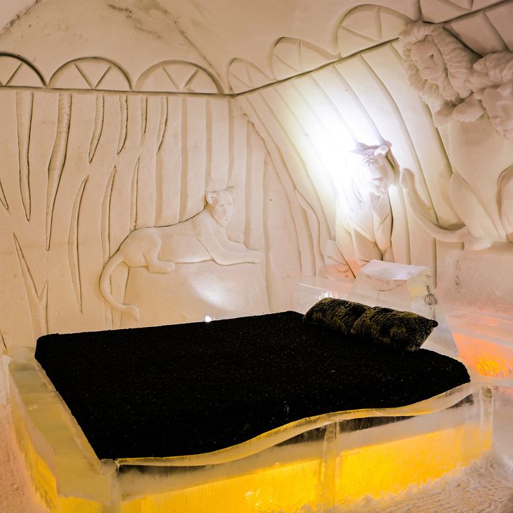 cover art for #010: How to Dress for the Plane, Quebec's Ice Hotel, Airhelp.com, Cocktail Bars in Singapore, Airports Need to Shape Up