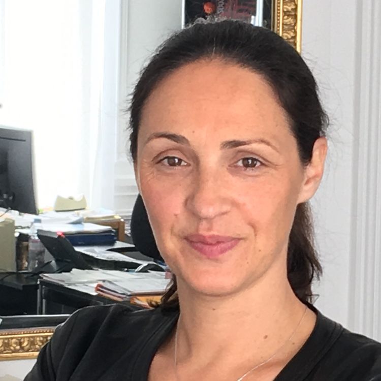 cover art for #3 - HUISSIER - Estelle Molitor : l'empathie au service de la justice