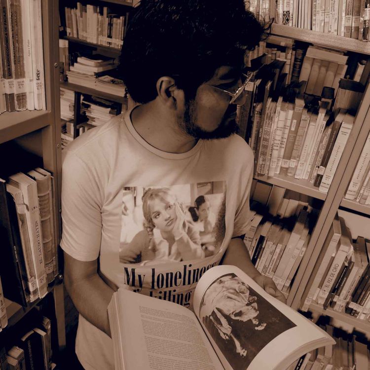 cover art for LA BIBLIOTECA DE GABRIEL MAMANI, una visita para Radio Paris La Paz