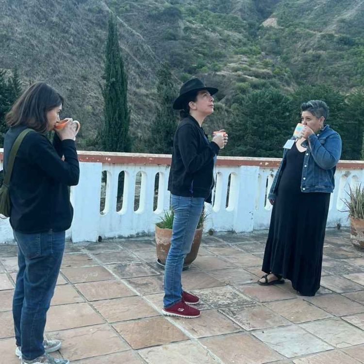 cover art for RODANDO MONA, Denisse Arancibia en Radio París La Paz