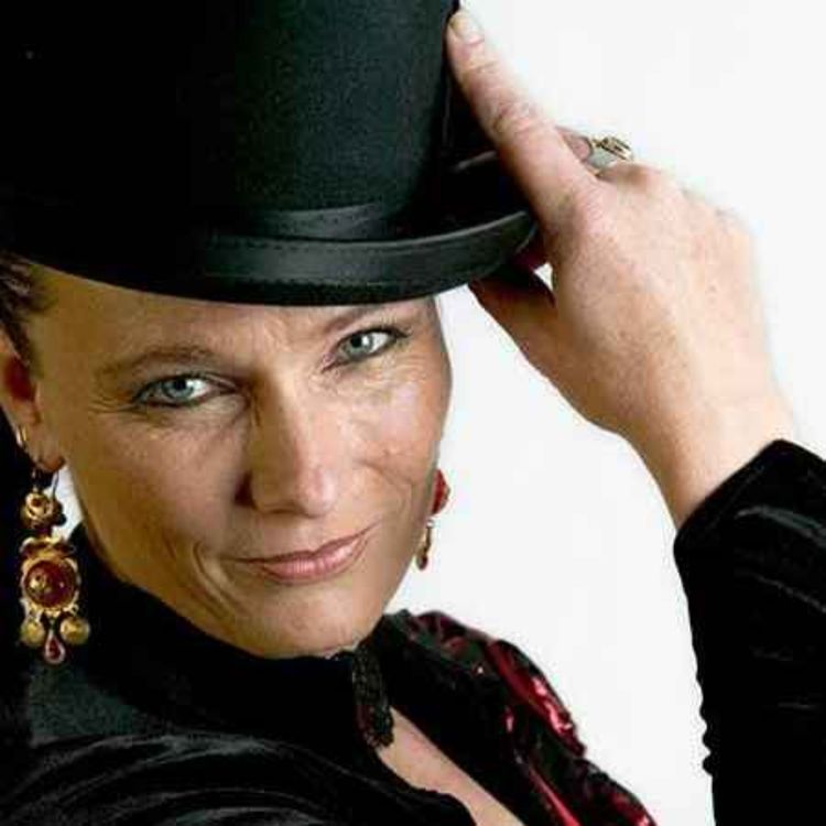 cover art for DAGMAR DÜMCHEN CELEBRA 40 AÑOS DE AMOR A BOLIVIA , Radio París La Paz