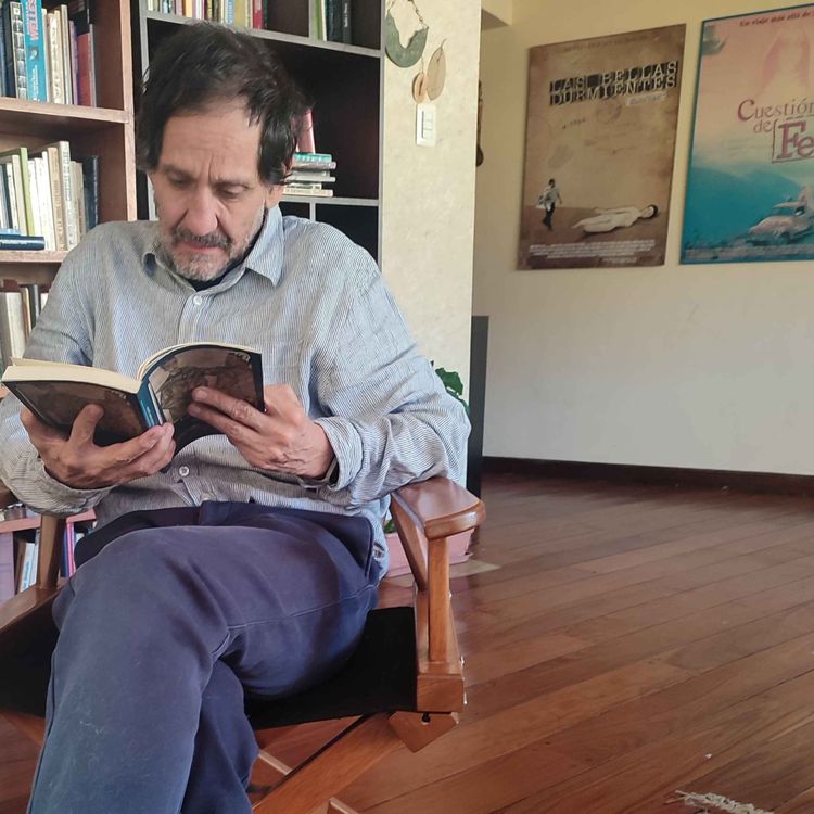 cover art for LA BIBLIOTECA DE MARCOS LOAYZA, una visita de Radio París La Paz