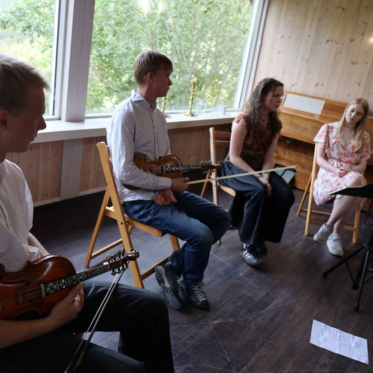 cover art for Folkeprat #20 – Konsert på Aukrust i regi av Jakupscena | Iselin Aukrust, Magnhild G. Haugen, Syver R. Hauge og Kjetil M. Myhren