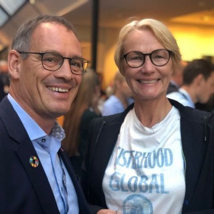 cover art for -Dette er ikke bullshit,  det er ramme alvor, forteller Elisabeth Grieg fra scenen under The Ocean