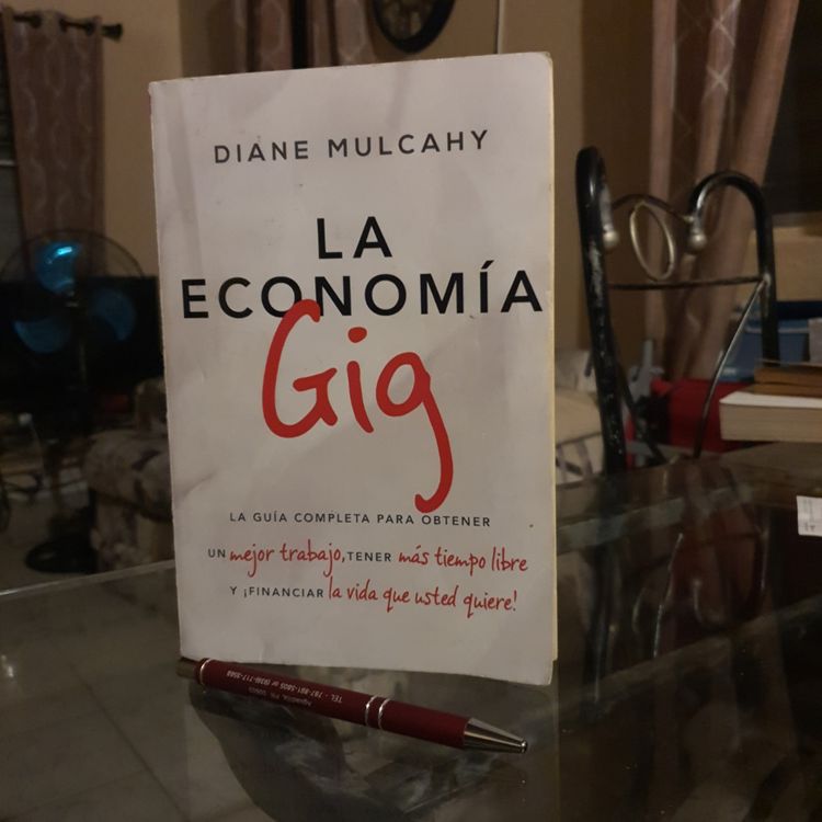 cover art for 024 || La Economía Gig - Diane Mulcahy