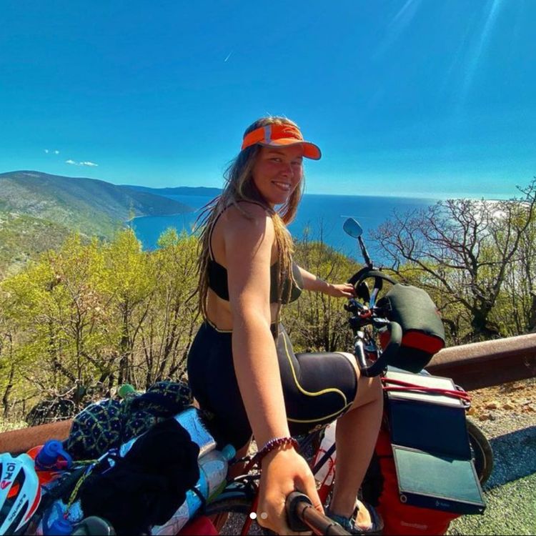 cover art for 67. Anna-Caroline fra 'Alene i vildmarken' - om at bo på sin cykel og at finde det positive ved glubske gadehunde. 