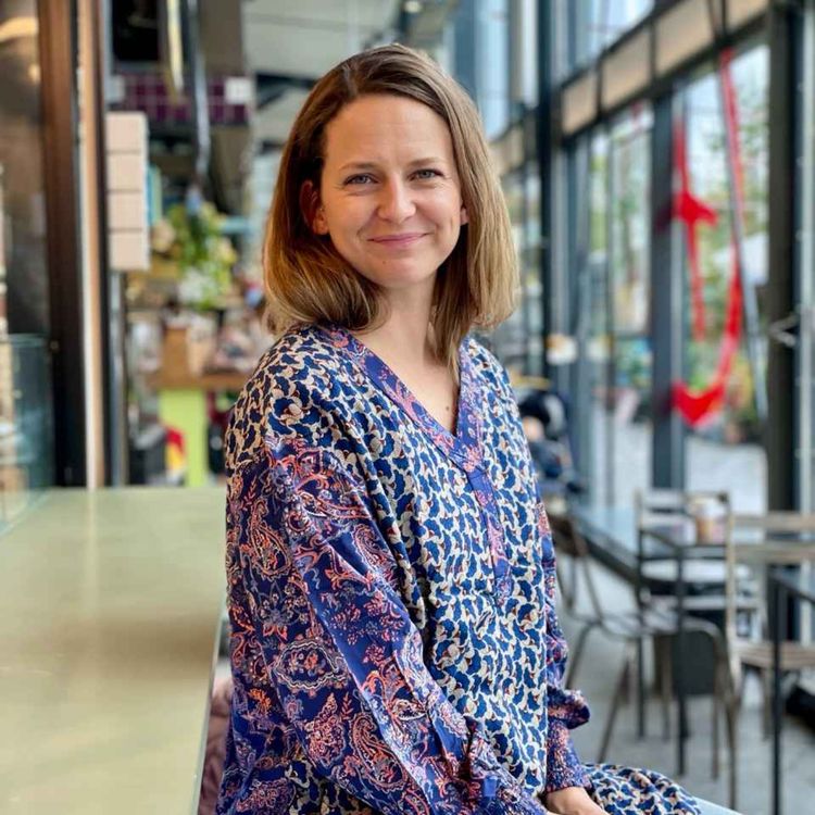 cover art for 122. Balancen mellem økonomiske fristelser og personlige værdier som influencer - Camille Gudmand Lange 