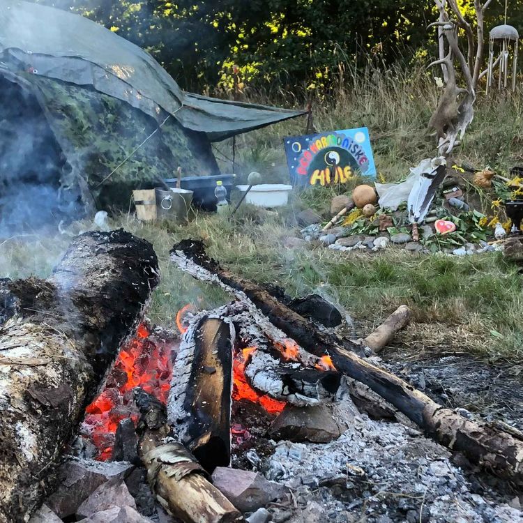 cover art for 149. Sådan laver du en svedehytte-ceremoni. Refleksioner under blodmånen