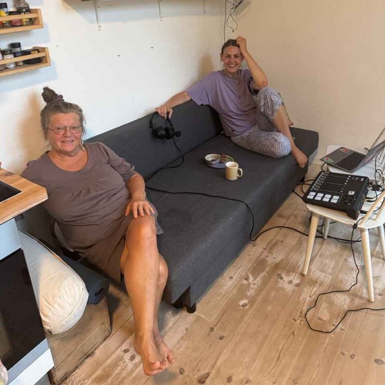 cover art for 150. Hvem er jordemoderen til for: familien eller systemet? Med Io Hultén og Marlene Gryesten