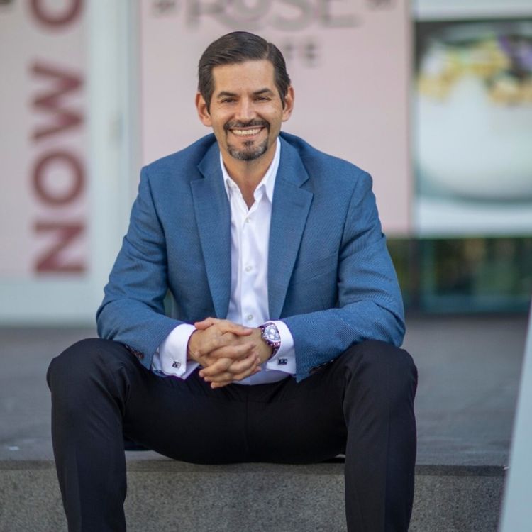 cover art for Bienes raices con buenas raices: Conoces cómo te ayuda una compañia de titulos?