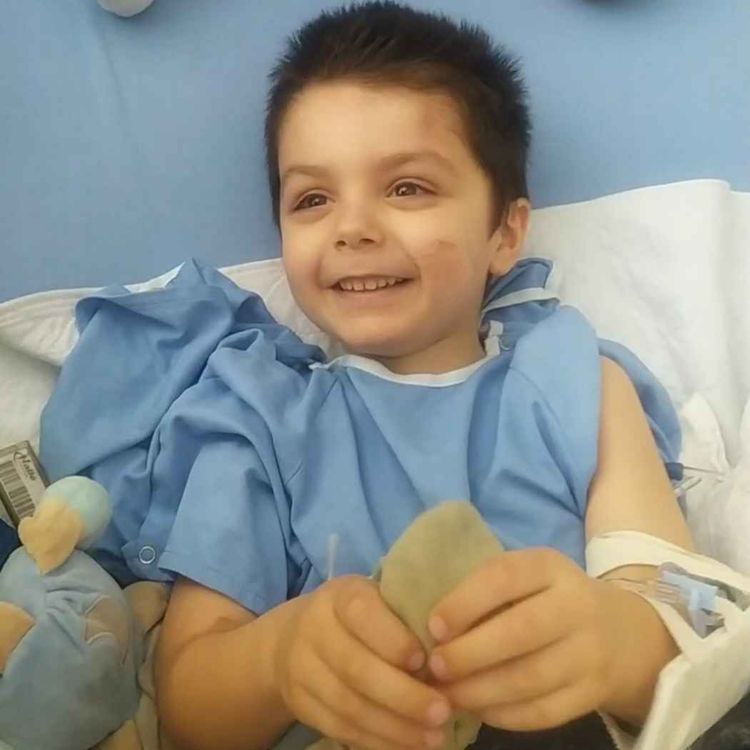 cover art for Enfant miraculé sous un bus au Québec : « Il ne sait pas encore que ses deux petits amis sont morts »