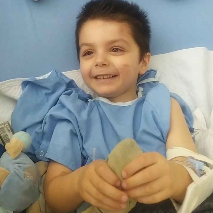 cover art for Enfant miraculé sous un bus au Québec : « Il ne sait pas encore que ses deux petits amis sont morts »