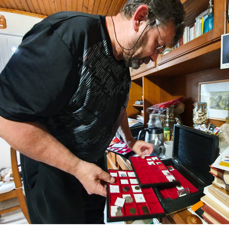 cover art for Thierry Euvrard est numismate, il évoque sa passion