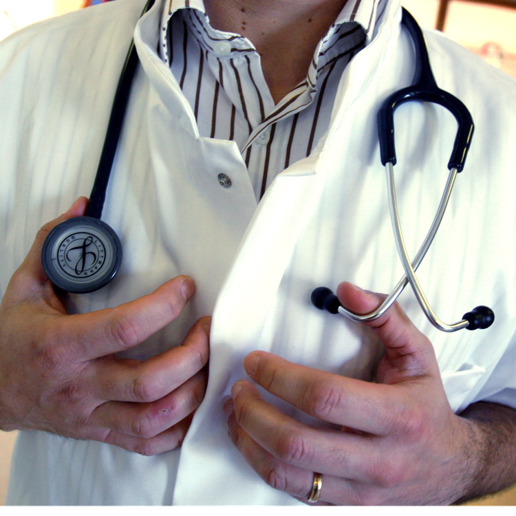 cover art for Grandvaux: le dr Bruno Rambert évoque le désert médical du haut Jura