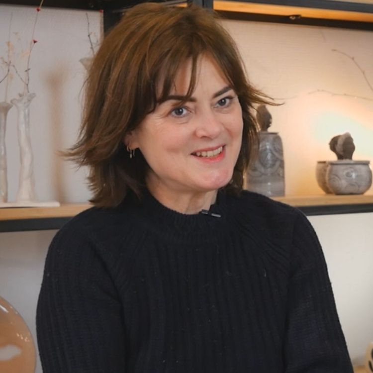 cover art for Caroline de la Porte réalise son rêve et devient céramiste.