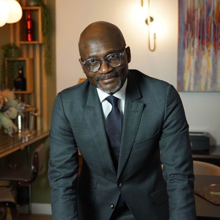 cover art for Du village sans électricité à la tête d’une banque : l’ascension sociale de Moukaram Alao