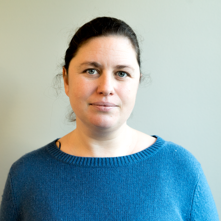 cover art for #54: Ellie Dobson: Hun var med på å finne Higgs-bosonet — nå jobber hun som analytiker i Norge