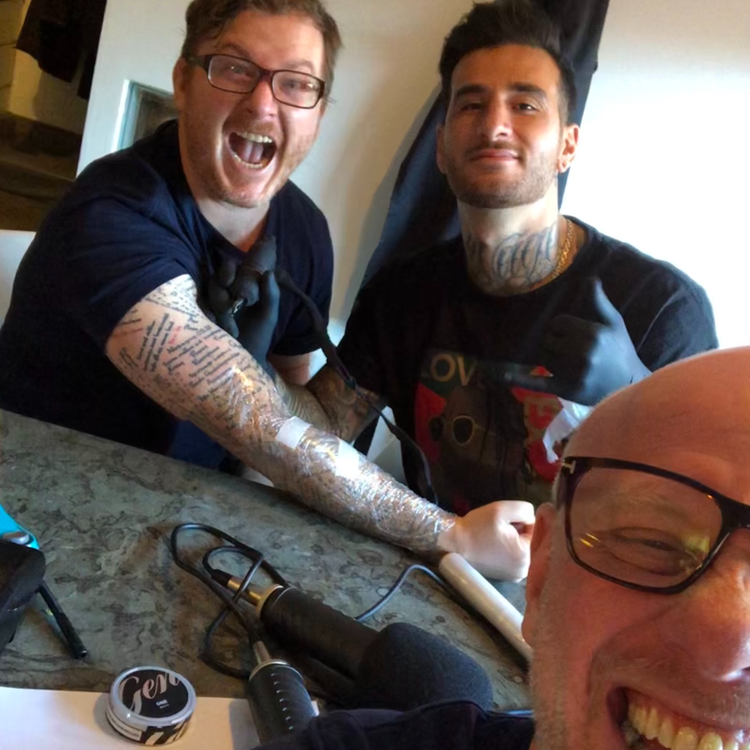 cover art for #45 Kändistatueraren Andreas tatuerar Mackan live och berättar skrönor
