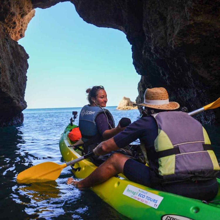 cover art for WW425: Zwischen Höhlen, Wellen und Azulejos – Unterwegs an der Algarve mit Janna Olson