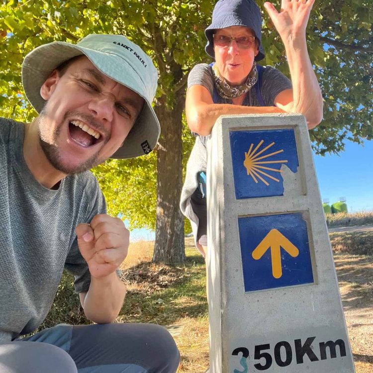 cover art for WW441: Der Jakobsweg, die Familie und der Mut zur Veränderung – Tobias Schlegl über das Pilgern mit seiner Mama