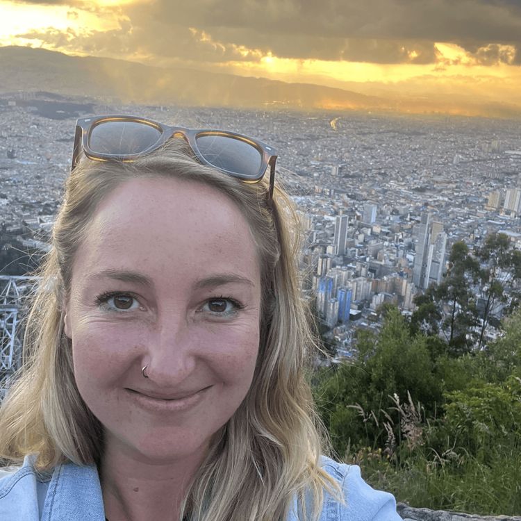 cover art for Kolumbien: Eine Reise durch Millionenstädte, Kaffeeplantagen und kolumbianische Kultur – unterwegs in Bogotá und Medellín mit Janna Olson | WW450