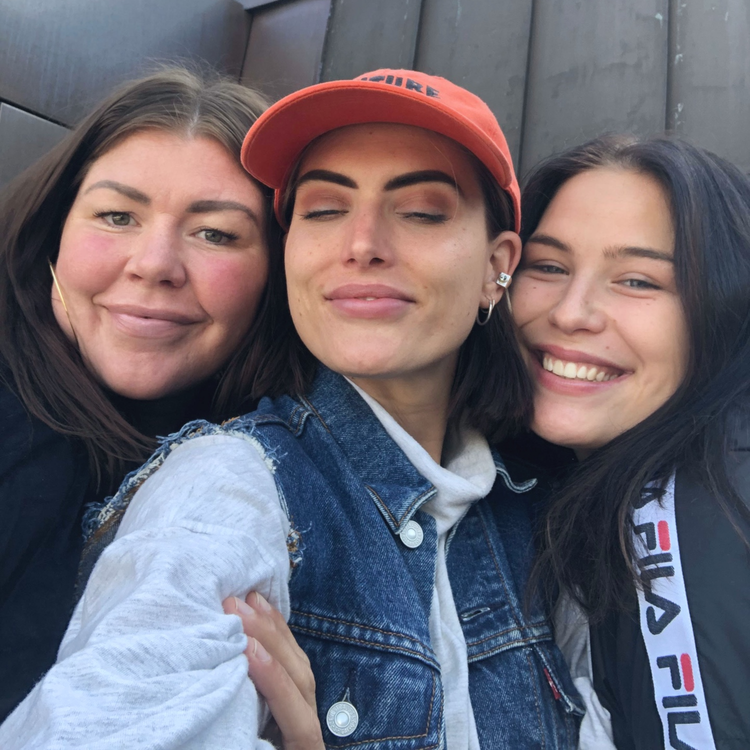 cover art for #136 Embracea singellivet! - med Molly & Hannah