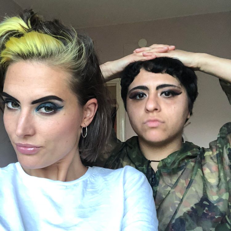 cover art for #84 Dejta flera samtidigt – med Mona & Ebbis