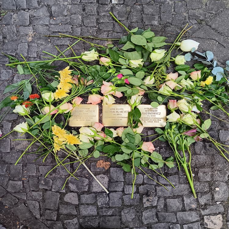 cover art for Familie Meyer bekommt einen Stolperstein