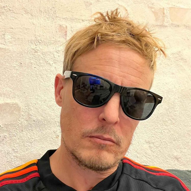 cover art for 709. Simon Chippen Svensson om att nästan dö