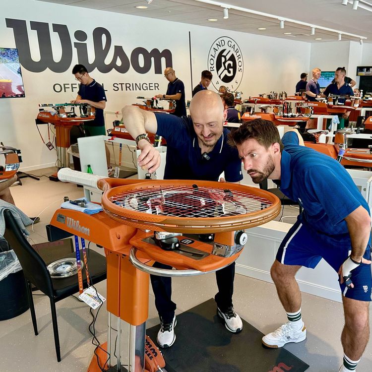 cover art for Tout sur le cordage à Roland-Garros: Il tend à 10kg / Elle tend à 38 (Stand Wilson)