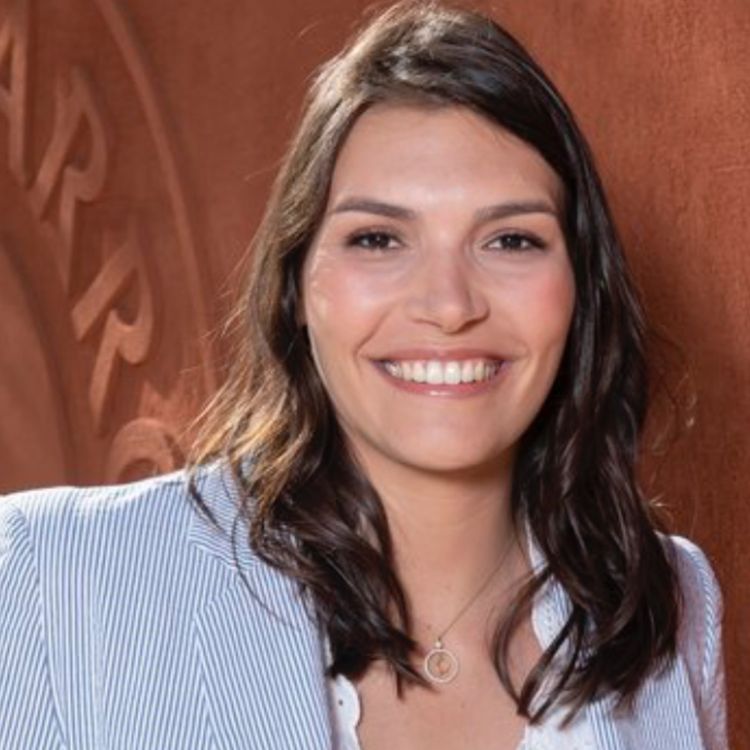 cover art for Inès Lagdiri-Nastasi : Première femme à commenter Roland-Garros pour France TV | Coulisses & Parcours