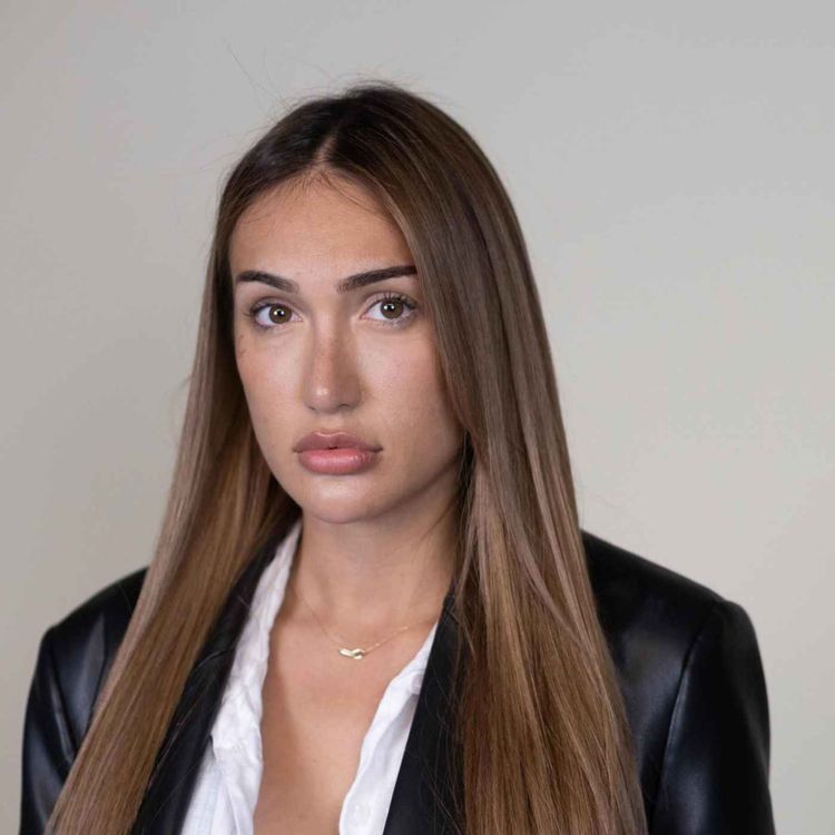 cover art for «Boucherie», «mutilation»... Le chirurgien star d'Instagram accusé de dérives