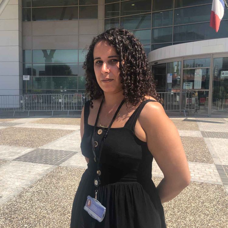 cover art for Crise aux urgences : Yasmina Kettal, infirmière, raconte «l'enfer sur terre»