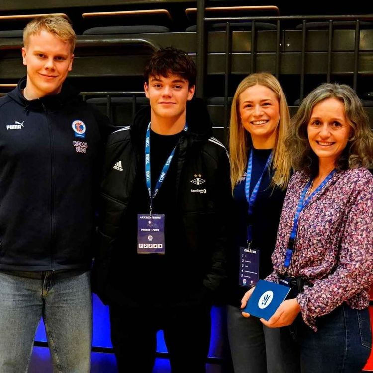 cover art for Slik gikk proffdrømmen i oppfyllelse: Sverre H. Nypan, Caroline Aar Jakobsen og Henning Limstrand