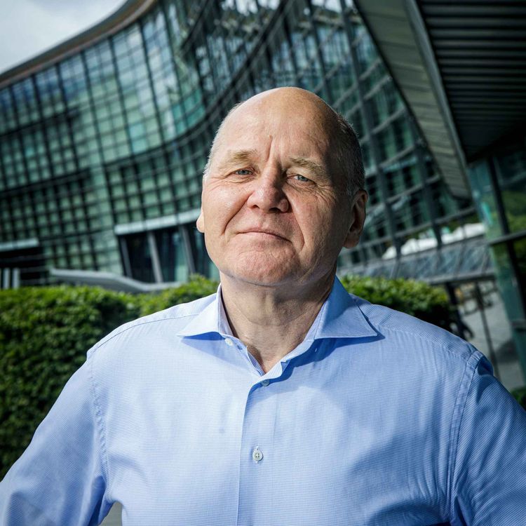 cover art for Telenor-sjefen varsler Pakistan-deal, bytter om på sjefer og hinter om oppkjøp