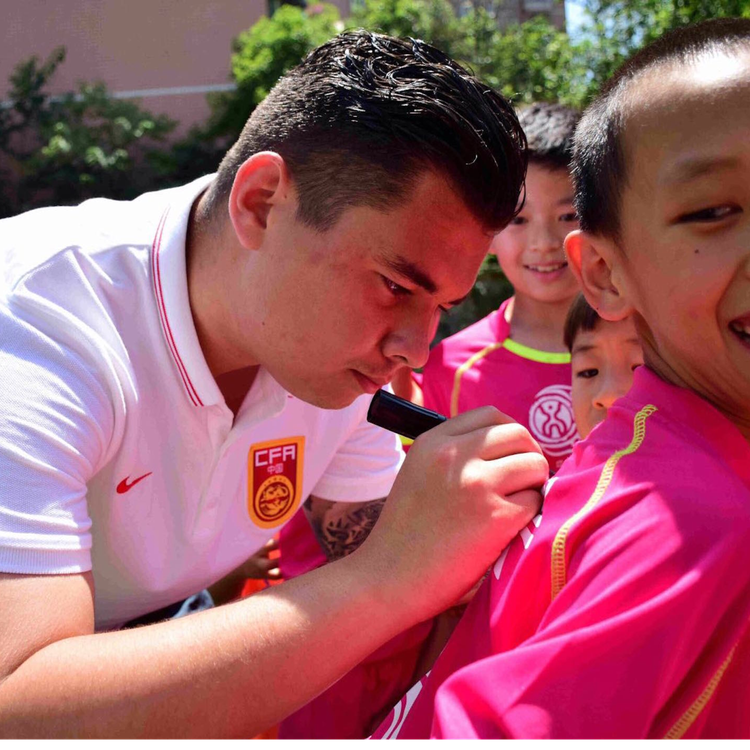 cover art for #28 Hoe de 25-jarige Jason Vermeer trainer werd in China