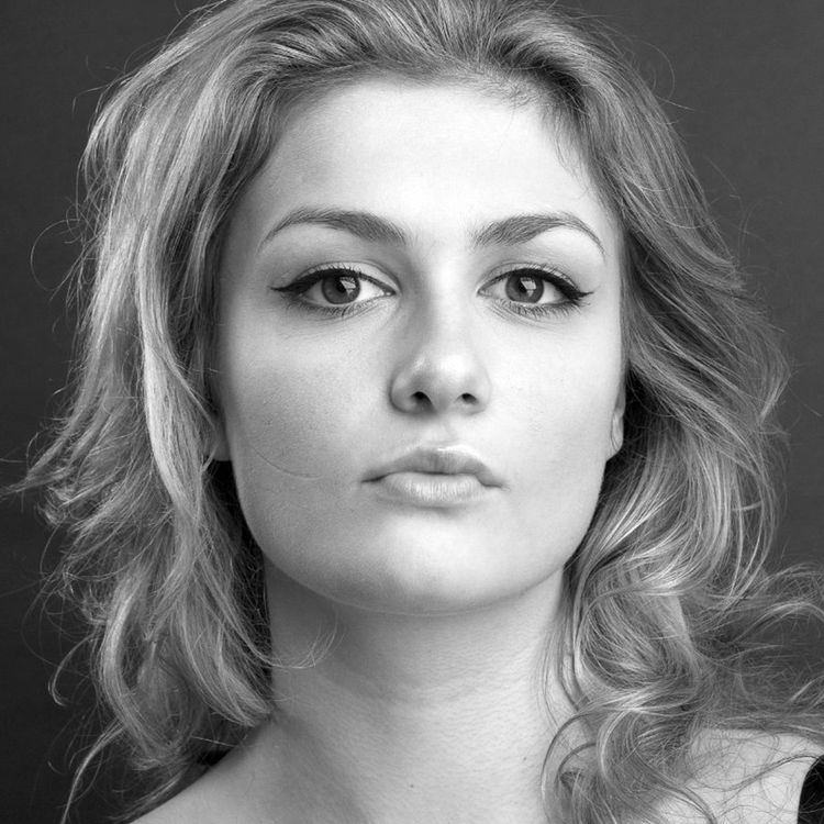 cover art for Actress Amy Hughes Plays Poker Face