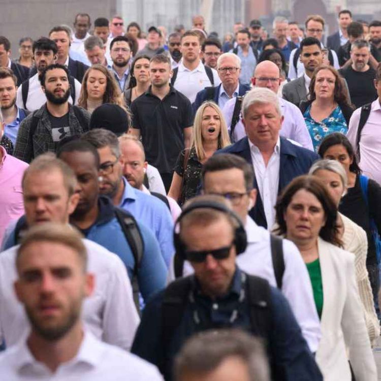 cover art for 4917: LISTEN¦ 'Challenging, but incredibly rewarding' - Mark Haslam, managing director of Loud Mouth Media tells Frank about his company's experience of trialling a four-day work week
