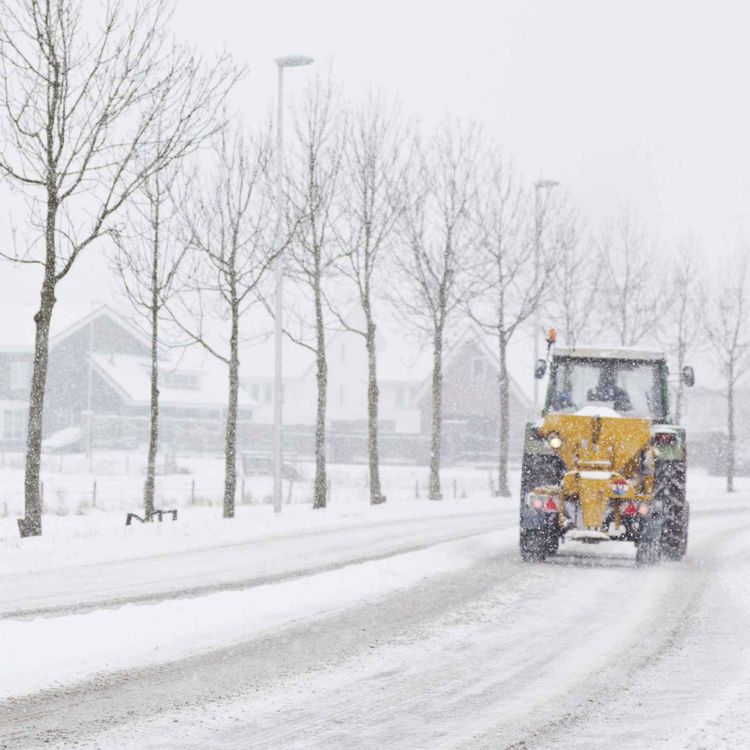 cover art for 4929: LISTEN¦ How will strikes by road workers impact on road gritting and with snow expected, should drivers be worried? Frank spoke to Alan Perry from the GMB Union and head of engineering at DFI, David Porter