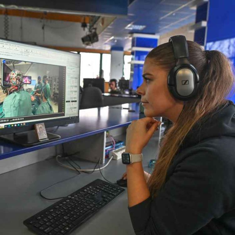 cover art for 4936: LISTEN¦ 'We're not just talking about the challenges facing women in media, we also want to celebrate them' - journalist Amanda Ferguson talks to Frank about the Embrace Equity event