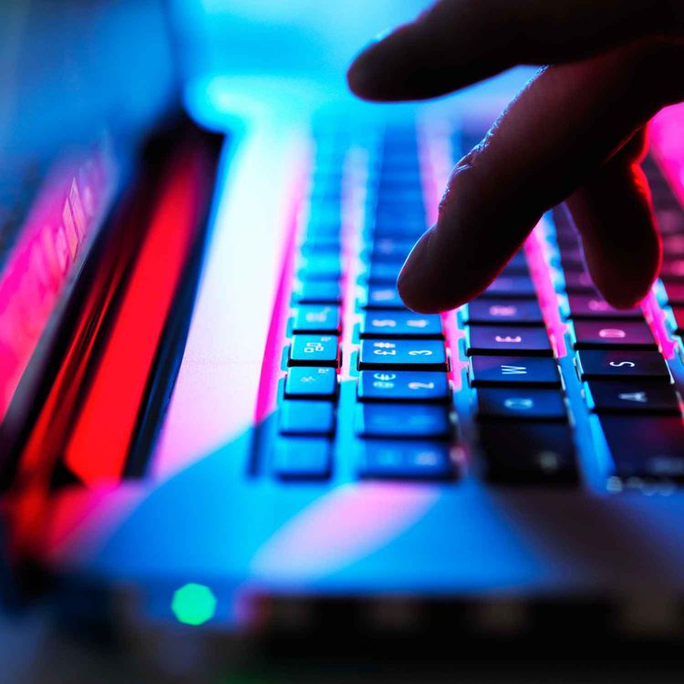 cover art for 4955: LISTEN¦ Can you believe your own eyes? AI is making it harder than ever to separate fact from fiction. Cyber security expert Wayne Denner talks to Frank about whether public figures could be at risk from blackmail
