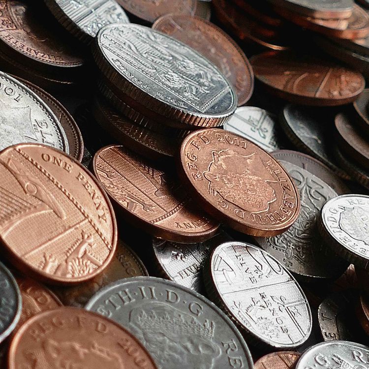 cover art for 4983: LISTEN¦ Is it now cool to be frugal? The new 'loud budgeting' trend is seeing young people take to social media to boast about their saving habits. Frank spoke to Kim Kelly about it
