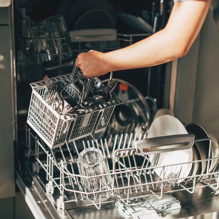 cover art for 5000: LISTEN¦ How should you load a dishwasher?  It is a source of argument in your house? Frank talked to Helen McClements, after the PM Rishi Sunak claimed his wife does it wrong