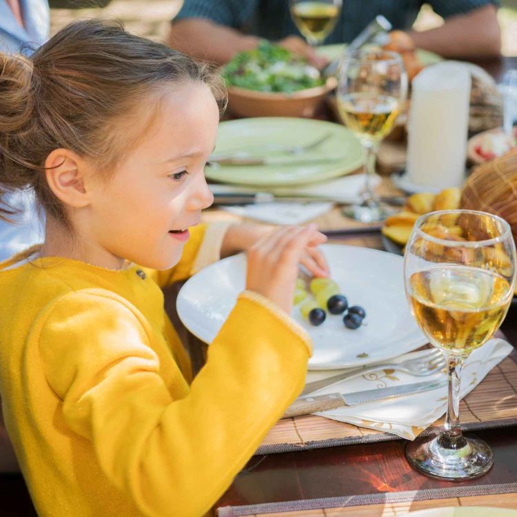 cover art for 5032: LISTEN¦ Should you let your kids try alcohol at home? The World Health Organisation has pin-pointed the UK as having a problem with underage drinking. Do we need to reassess our culture around alcohol? Frank talked to nutritionist Sal Hanvey