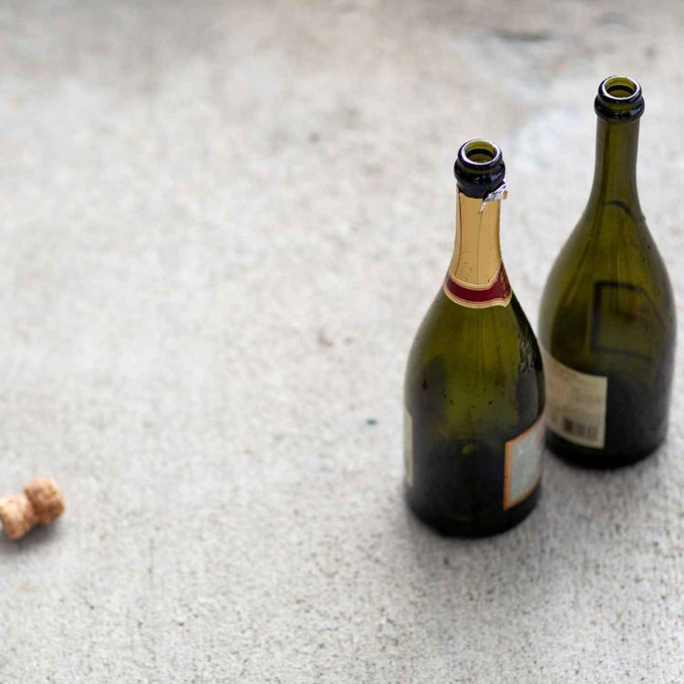 cover art for 5043: LISTEN¦ Too posh to pick up? Are the types of litter we see changing and why are some people reluctant to lift their rubbish? Frank spoke to behavioural scientist Rachael Singleton