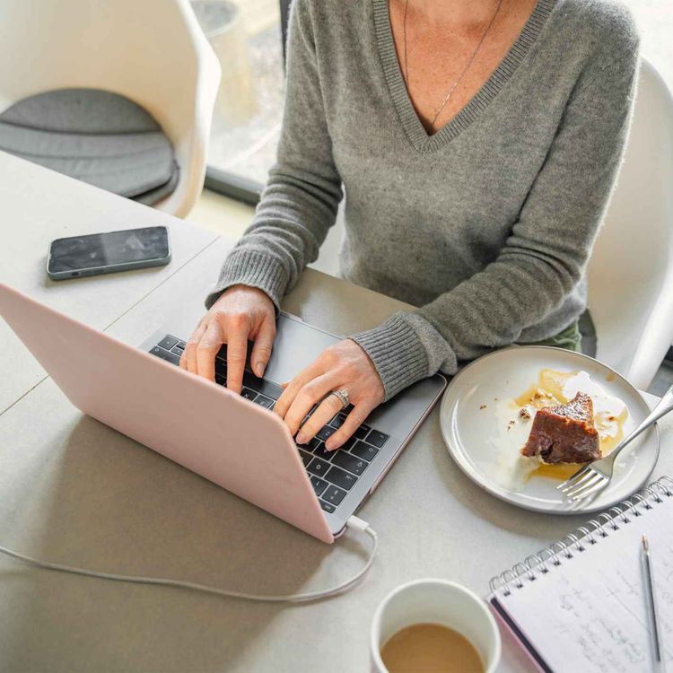 cover art for 5057: LISTEN¦ Have we become a nation of 'side-hustlers'? A new study found nearly half of us now has a second income stream. Frank spoke to Maire, who turned her love of learning into a successful business