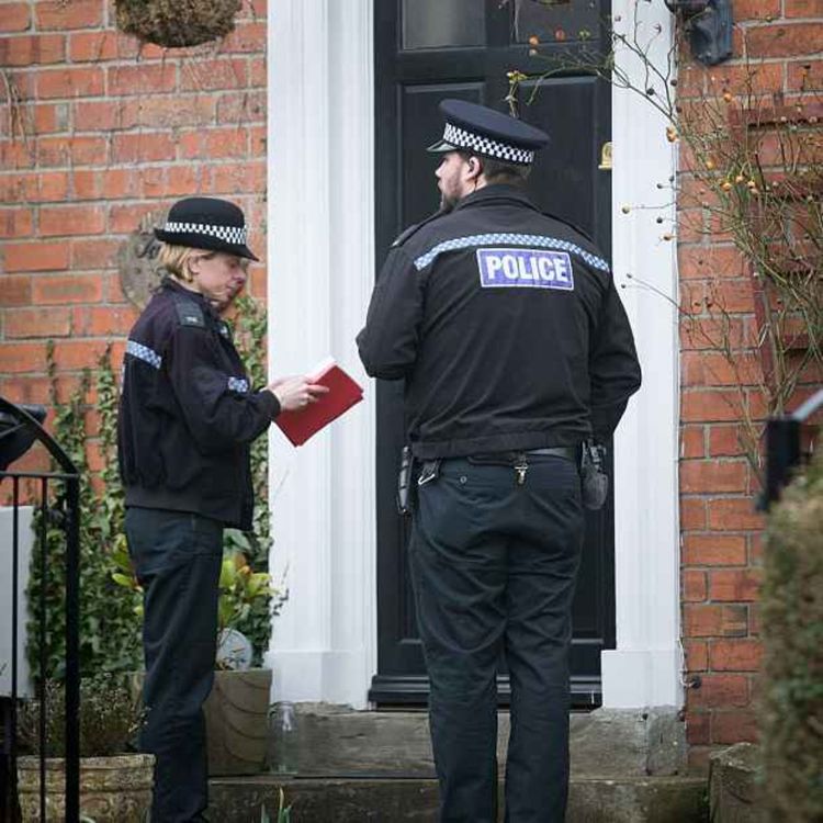 cover art for 5122: LISTEN¦ Would you report your child to the police? A 14 year old has escaped prosecution over rioting, because his parents gave him such a telling off. Peter spoke to Kim Kelly