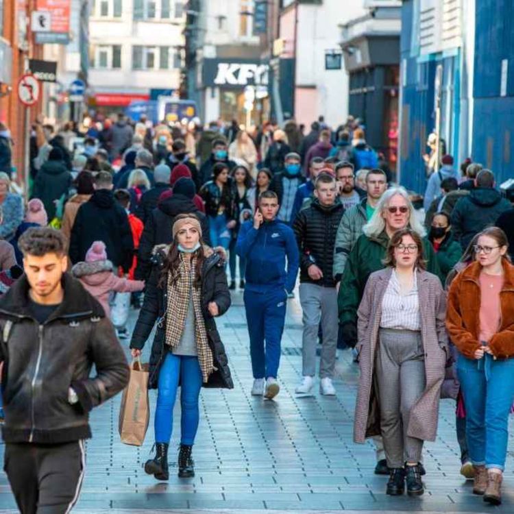 cover art for 5128: LISTEN¦ Should we extend Sunday trading hours? Belfast Council is considering a pilot scheme that would allow for businesses to open earlier. But not everyone is a fan. Frank spoke to the head of Retail NI, Glyn Roberts