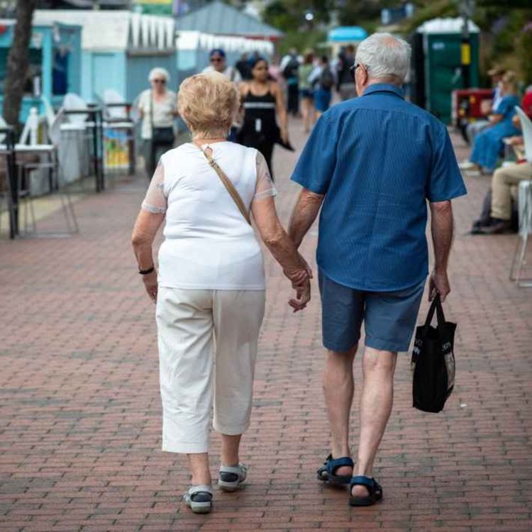 cover art for 5140: LISTEN¦ Is love better later in life? Miranda Hart has spoken of her joy after getting married for the first time at 51.  Frank got the thoughts of Kim Kelly