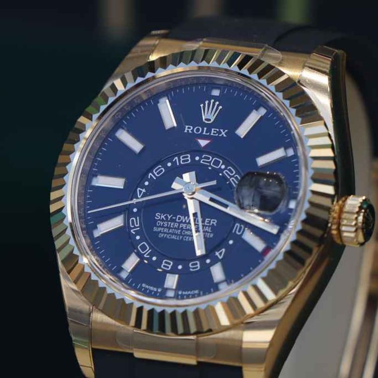 cover art for 5225: LISTEN¦ Why are people turning their backs on smart watches, as the trend towards mechanical time pieces grows? How many watches does anyone need? Peter spoke to horology enthusiast John Mulgrew